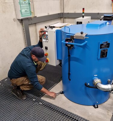 Rimann AG beim installieren einer ARYMA Spänezentrifuge - Rimann AG lors de l'installation d'une centrifugeuse à copeaux ARYMA