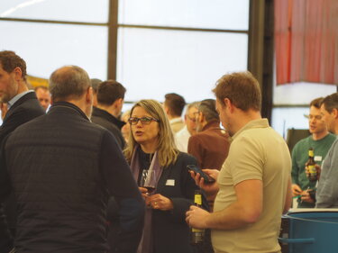 Catherina Jeanneret Präsidentin des ARCM im Gespräch mit einem Besucher des Forums. Catherine Jeanneret Présidente de l'ARCM en discussion avec un visiteur du forum. 