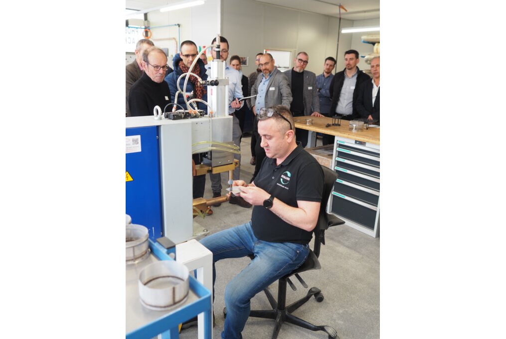 Andrea Incandela wie er Besuchern des ARCM zeigt wie industrielle Waschkörbe gefertigt werden. Andrea Incandela montrant aux visiteurs de l'ARCM comment sont fabriqués les paniers de lavage industriels. 