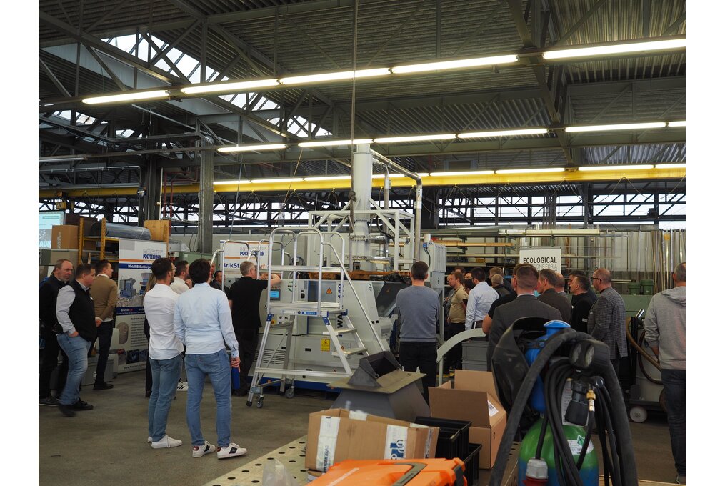Vorführung einer automatischen Metallspäne Absauganlage die automatisierteste Lösung im Spänemanagement (Industrie 4.0) sowie eine Metallbrikettierpresse von Hcöker Polytechnik der Reihe iSwarf440. Démonstration d'une installation automatique d'aspiration des copeaux métalliques - la solution la plus automatisée dans la gestion des copeaux (Industrie 4.0) - et d'une presse à briquettes métalliques de Hcöker Polytechnik de la série iSwarf440.